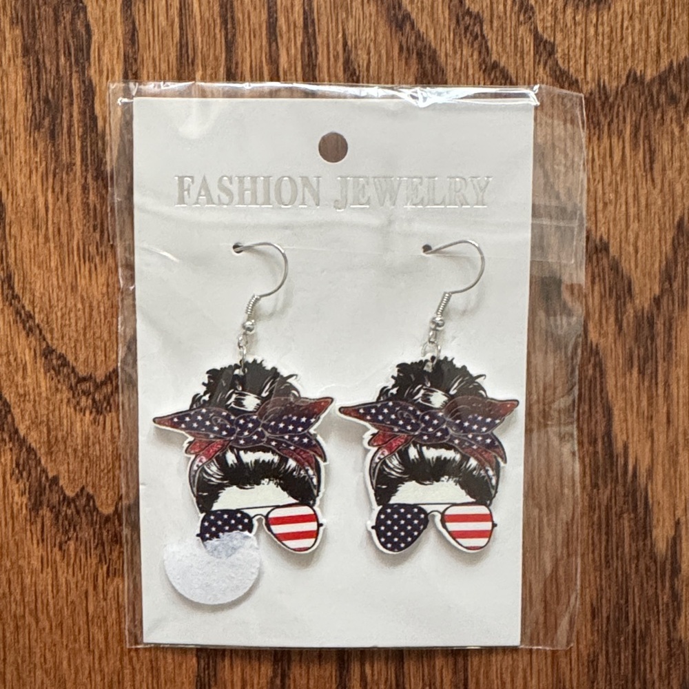 NWOT Patriotic Bandana Sunglasses Earrings